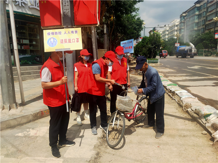 1658410753640671.jpg 7月21日,定西市通渭縣紀委監委機關志愿者在城區開展“不聚集、戴口罩”志愿活動。.jpg