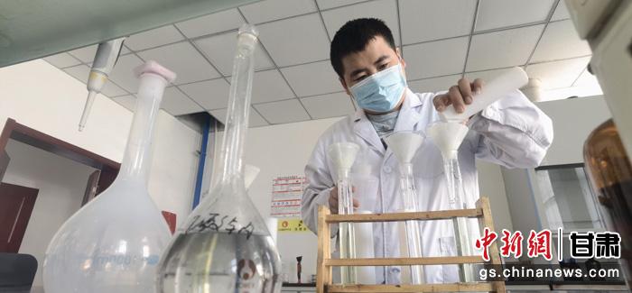 圖為甘肅科技集團化工研究院有限責任公司工作人員正在做實驗。魏建軍 攝 圖為甘肅科技集團化工研究院有限責任公司工作人員正在做實驗。魏建軍 攝
