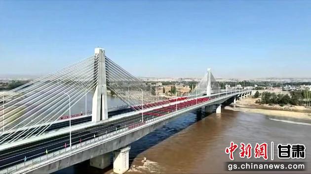 圖為靖遠(yuǎn)金灘黃河大橋航拍圖。靖遠(yuǎn)縣委宣傳部供圖