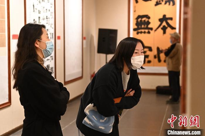 圖為甘肅蘭州，參展書法作品吸引參觀者。 中新社記者 李亞龍 攝