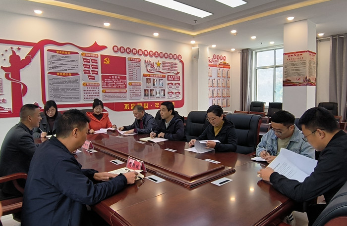 10月19日，康縣紀委監(jiān)委組織部分班子成員，辦公室、信訪室、案管室、審理室、紀檢監(jiān)察室等相關(guān)工作人員開展黨的二十大報告專題討論。.jpg