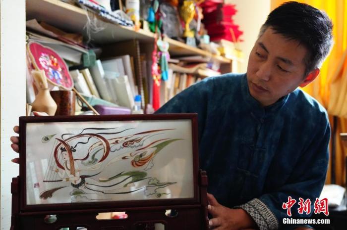 圖為劉云帆展示敦煌元素的刺繡作品。 中新社發 謝秉錫 攝
