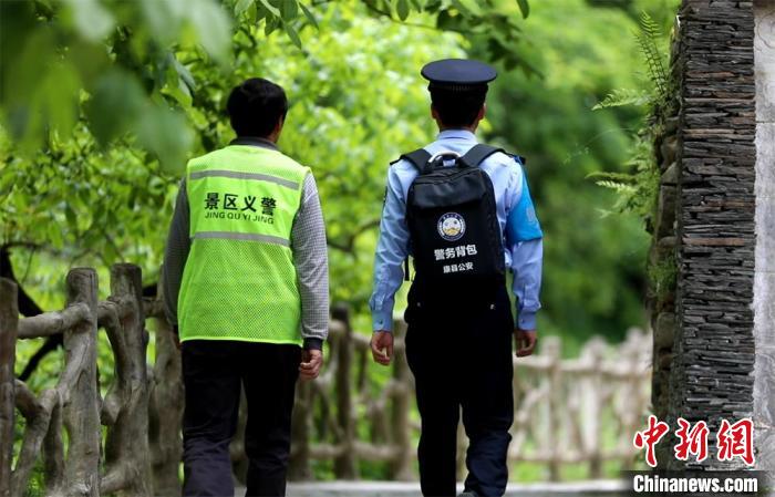 圖為民警背警務小包在轄區景區開展工作。(資料圖) 甘肅省公安廳供圖 圖為民警背警務小包在轄區景區開展工作。(資料圖) 甘肅省公安廳供圖