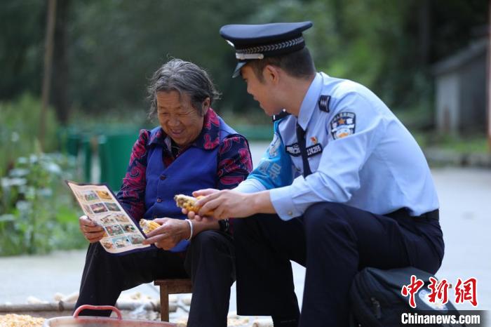 圖為民警背警務小包給民眾宣講政策。(資料圖) 甘肅省公安廳供圖 圖為民警背警務小包給民眾宣講政策。(資料圖) 甘肅省公安廳供圖