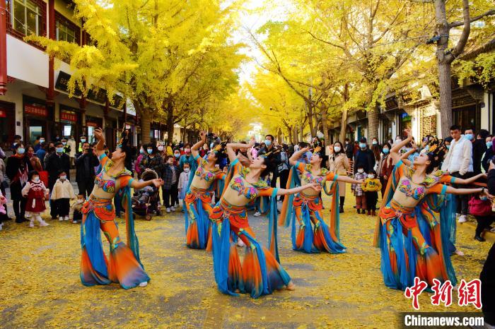 圖為秦州區文旅局組織的舞蹈隊帶來的舞蹈《絲路》。 秦州區委宣布供圖 圖為秦州區文旅局組織的舞蹈隊帶來的舞蹈《絲路》。 秦州區委宣布供圖
