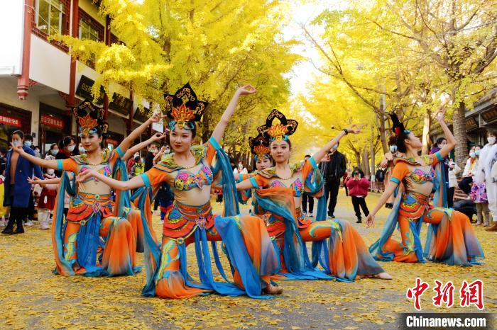圖為秦州區文旅局組織的舞蹈隊帶來的舞蹈《絲路》。 秦州區委宣布供圖 圖為秦州區文旅局組織的舞蹈隊帶來的舞蹈《絲路》。 秦州區委宣布供圖
