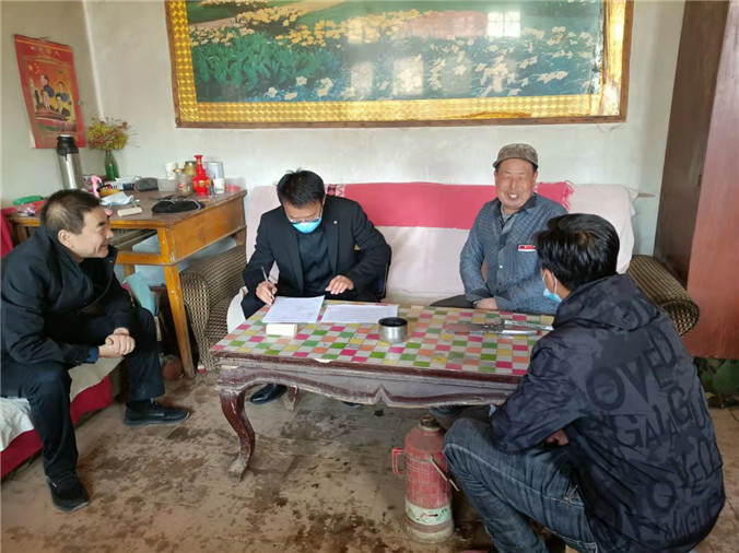 1672306184843281.jpg 山丹縣紀檢監察干部入戶了解水費收繳情況.jpg