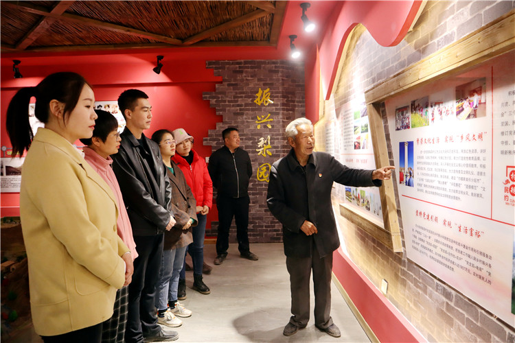 1672305606949426.jpg 臨澤縣倪家營鎮梨園村老支書科保元在紅色記憶館向青年干部講述紅西路軍在梨園口浴血奮戰的故事.JPG