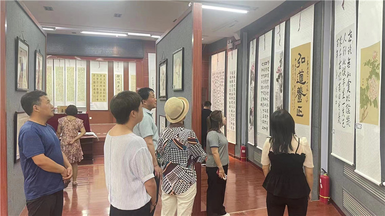 1673921150396265.jpg 臨夏縣組織黨員干部觀看廉潔書(shū)畫(huà)作品.jpg