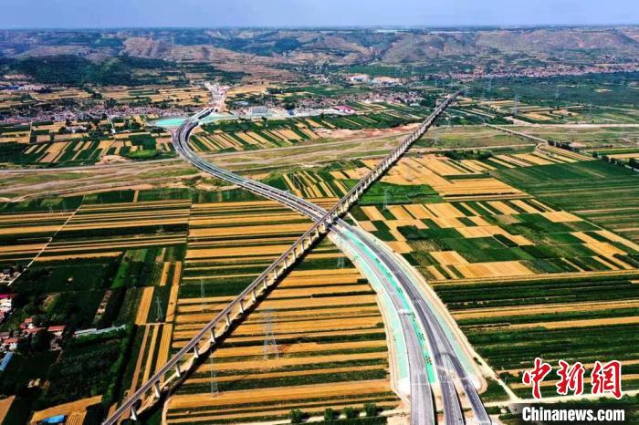 圖為甘肅境內的高速公路。(資料圖) 甘肅省交通運輸廳供圖