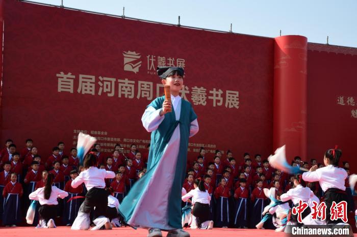圖為學生們在開幕式上誦讀經典。 梁照曾 攝 圖為學生們在開幕式上誦讀經典。 梁照曾 攝