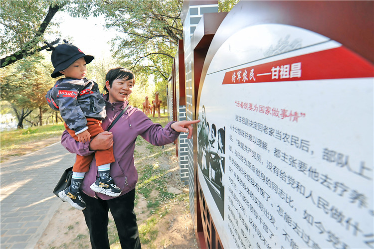 1687734949909014.jpg 嘉峪關市紀委監委通過實施“政治鑄廉、教育促廉、文化育廉、陣地助廉、監督固廉”等“五廉”行動,深入推進新時代廉潔文化建設。圖為市民在迎賓湖絲路廉潔文化主題公園“勤廉楷模墻”接受廉潔文化教育。.jpg