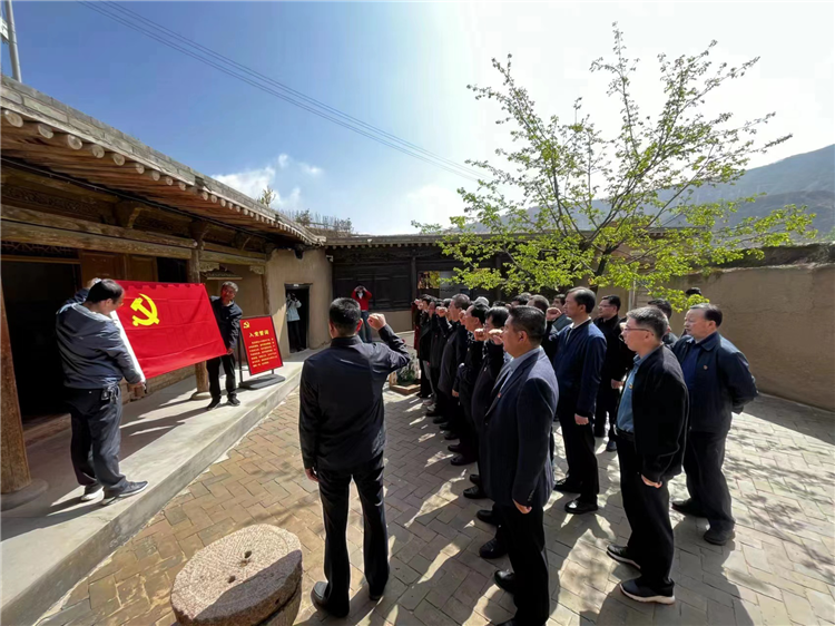 1687735105472852.png 圖為臨夏州紀委監委組織黨員干部在東鄉縣布塄溝黨史教育基地開展革命教育活動,賡續紅色血脈、汲取奮進力量、激發干事熱情。.png