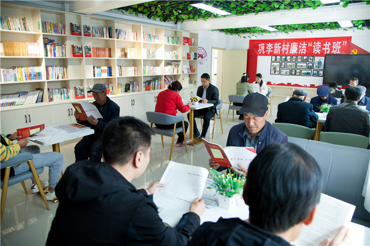 1687735155953889.jpg 隴南市禮縣開展廉潔書籍進農家書屋活動,圖為羅壩鎮鞏李新村舉辦的“廉潔讀書班”。.jpg