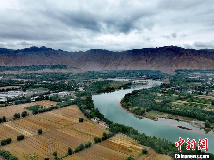 圖為黃河岸畔景色。(資料圖) 李玉峰 攝 圖為黃河岸畔景色。(資料圖) 李玉峰 攝