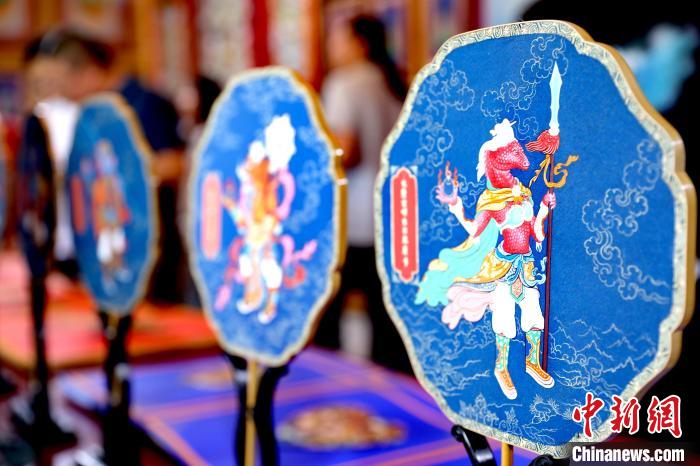 圖為唐卡延伸產(chǎn)品。 薛蒂 攝 圖為唐卡延伸產(chǎn)品。 薛蒂 攝