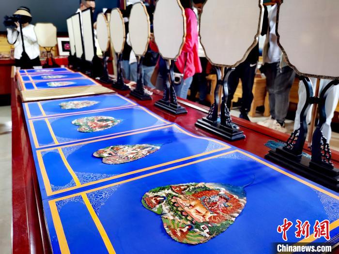 圖為唐卡延伸產(chǎn)品。 張?zhí)砀?攝 圖為唐卡延伸產(chǎn)品。 張?zhí)砀?攝