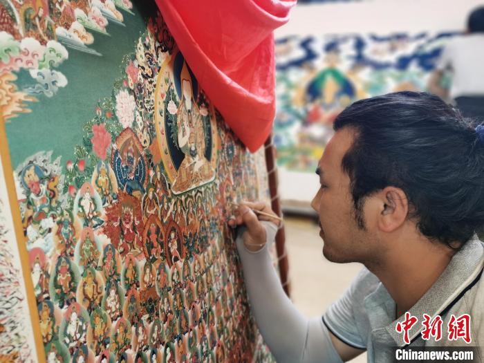 圖為更登才讓的徒弟繪畫(huà)唐卡。 張?zhí)砀?攝 圖為更登才讓的徒弟繪畫(huà)唐卡。 張?zhí)砀?攝
