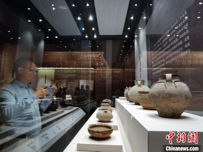 圖為河湟文化博物館展陳的陶器。 張添福 攝 圖為河湟文化博物館展陳的陶器。 張添福 攝