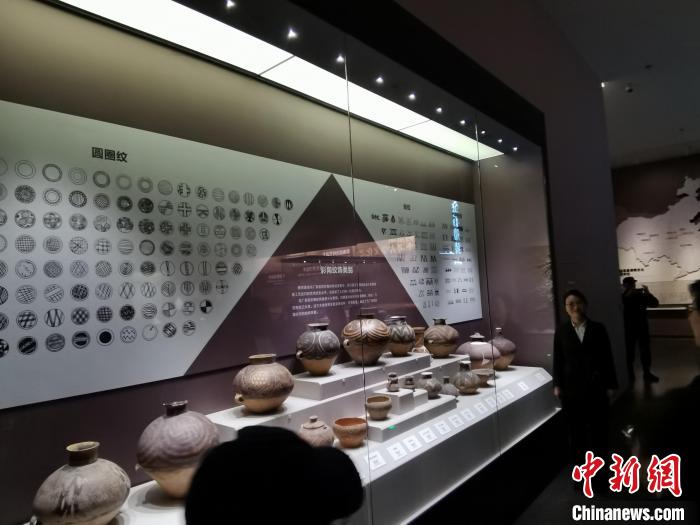 圖為河湟文化博物館展示的當地出土彩陶的紋飾類別。 張添福 攝 圖為河湟文化博物館展示的當地出土彩陶的紋飾類別。 張添福 攝