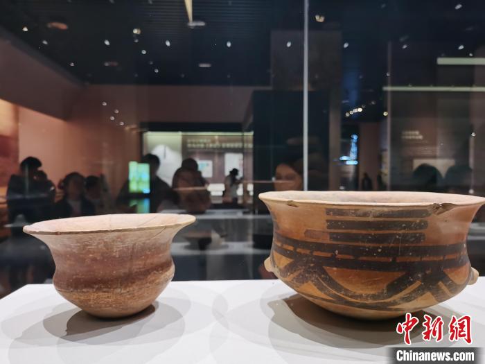 圖為河湟文化博物館展陳的陶器。 張添福 攝 圖為河湟文化博物館展陳的陶器。 張添福 攝