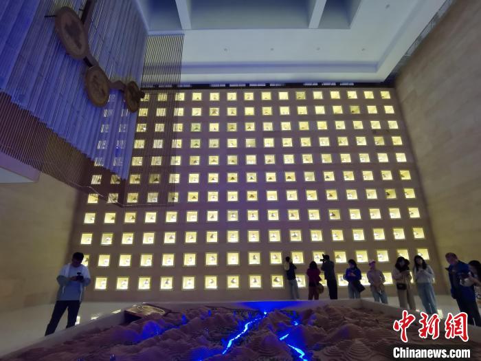 圖為河湟文化博物館序廳的左右彩陶墻放置的374件彩陶。 張添福 攝 圖為河湟文化博物館序廳的左右彩陶墻放置的374件彩陶。 張添福 攝