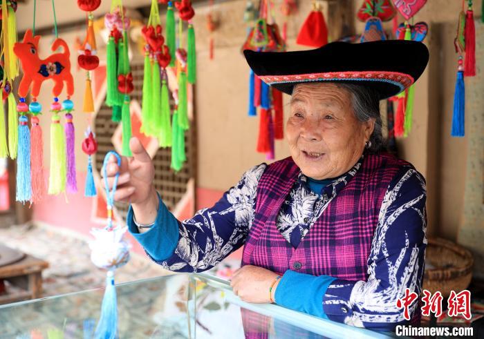 圖為土族繡娘展示繡品。 薛蒂 攝 圖為土族繡娘展示繡品。 薛蒂 攝