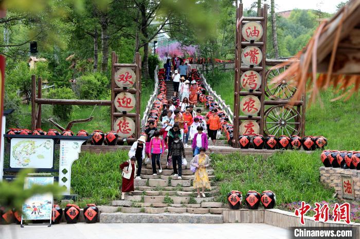 圖為油嘴灣生態(tài)文化景區(qū)的游客。 薛蒂 攝 圖為油嘴灣生態(tài)文化景區(qū)的游客。 薛蒂 攝