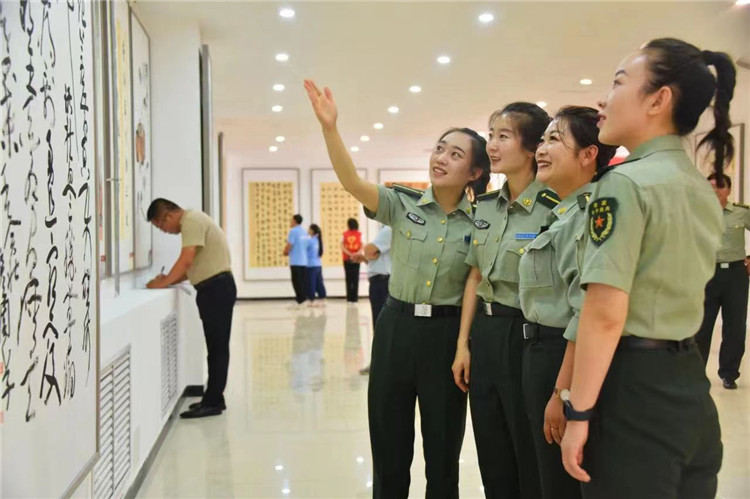 1691574953788092.jpg 觀眾在南梁革命紀念館參觀甘肅省廉潔文化美術、書法、設計作品展.jpg