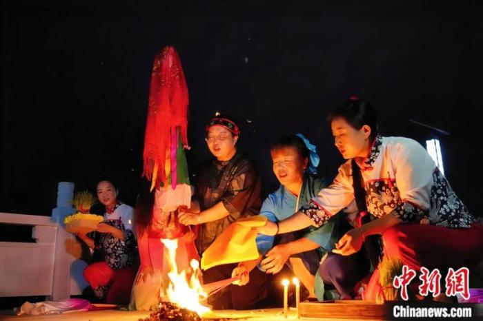 持續七天八夜的乞巧節正在西漢水上游的甘肅省西和縣進行。西和縣姜席鎮晚霞湖畔，民眾“巧頭”點蠟、炷香、焚裱紙、跪拜，準備將“巧娘娘”請進院。魏朵朵 攝