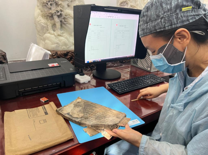 “修書亦修心”——走近百年圖書館里的古籍守護(hù)人
