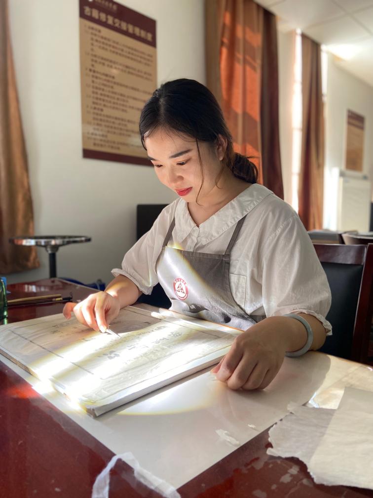 “修書亦修心”——走近百年圖書館里的古籍守護(hù)人