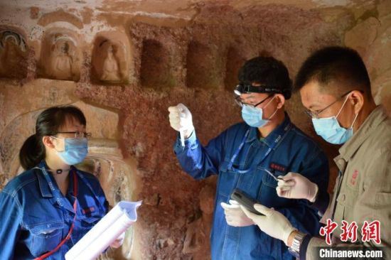 敦煌研究院武發思團隊進行石窟寺微生物病害監測。(資料圖)張云文 攝 敦煌研究院武發思團隊進行石窟寺微生物病害監測。(資料圖)張云文 攝
