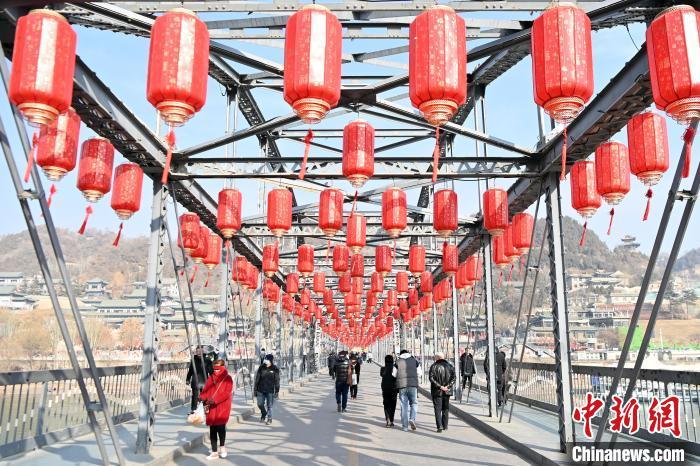 1月30日,裝扮一新的中山橋?yàn)榧磳⒌絹淼男麓杭压?jié)增添節(jié)日氛圍。九美旦增 攝</p><p> 1月30日,裝扮一新的中山橋?yàn)榧磳⒌絹淼男麓杭压?jié)增添節(jié)日氛圍。九美旦增 攝</p><p>