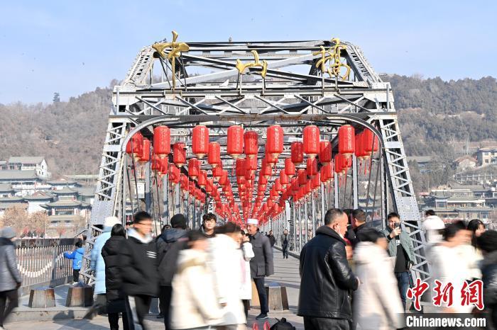 1月30日,裝扮一新的中山橋?yàn)榧磳⒌絹淼男麓杭压?jié)增添節(jié)日氛圍。九美旦增攝</p><p> 1月30日,裝扮一新的中山橋?yàn)榧磳⒌絹淼男麓杭压?jié)增添節(jié)日氛圍。九美旦增攝</p><p>