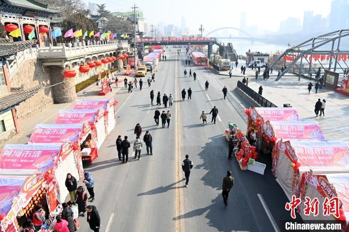 1月30日,蘭州黃河畔的年貨集市吸引顧客選購年貨。九美旦增 攝</p><p> 1月30日,蘭州黃河畔的年貨集市吸引顧客選購年貨。九美旦增 攝</p><p>