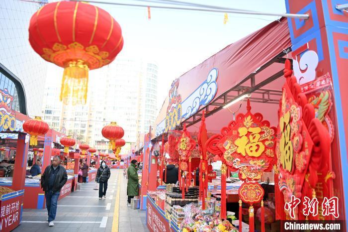 1月30日,蘭州街頭琳瑯滿目的年貨吸引顧客選購。九美旦增 攝</p><p> 1月30日,蘭州街頭琳瑯滿目的年貨吸引顧客選購。九美旦增 攝</p><p>