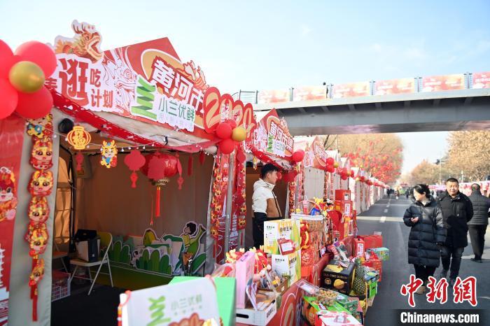 1月30日,蘭州黃河畔的年貨集市吸引顧客選購年貨。九美旦增 攝</p><p> 1月30日,蘭州黃河畔的年貨集市吸引顧客選購年貨。九美旦增 攝</p><p>