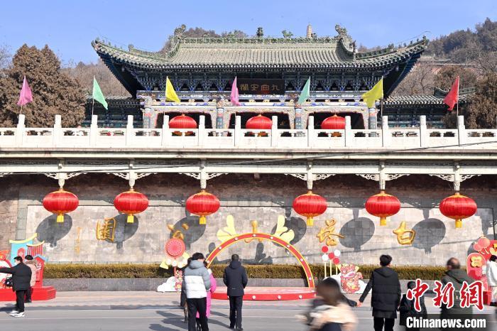 1月30日,裝扮一新的蘭州白塔山公園節(jié)日氛圍濃厚。九美旦增 攝</p><p> 1月30日,裝扮一新的蘭州白塔山公園節(jié)日氛圍濃厚。九美旦增 攝</p><p>
