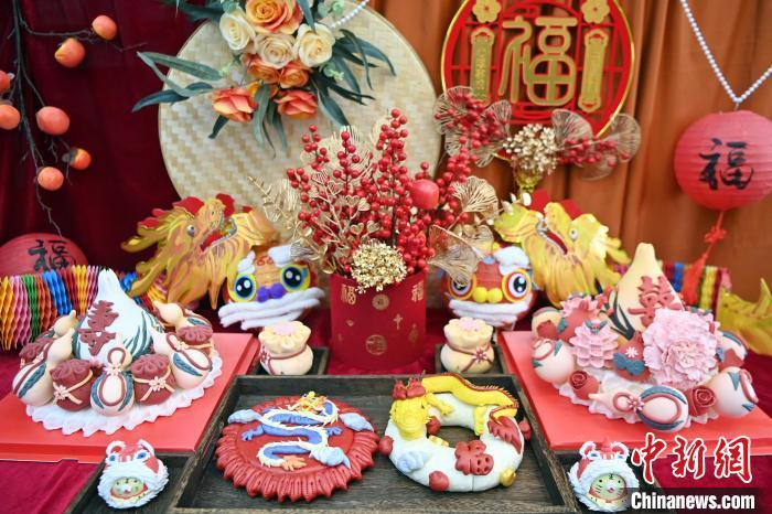 1月25日,春節(jié)臨近,蘭州一花饃店“龍”元素花饃熱銷。圖為展出的“龍”元素花饃。九美旦增 攝 1月25日,春節(jié)臨近,蘭州一花饃店“龍”元素花饃熱銷。圖為展出的“龍”元素花饃。九美旦增 攝