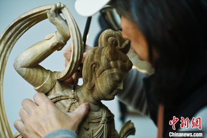 圖為季茂杰進行敦煌元素的木雕創作。李亞龍 攝</p>
<p> 圖為季茂杰進行敦煌元素的木雕創作。李亞龍 攝</p>
<p>