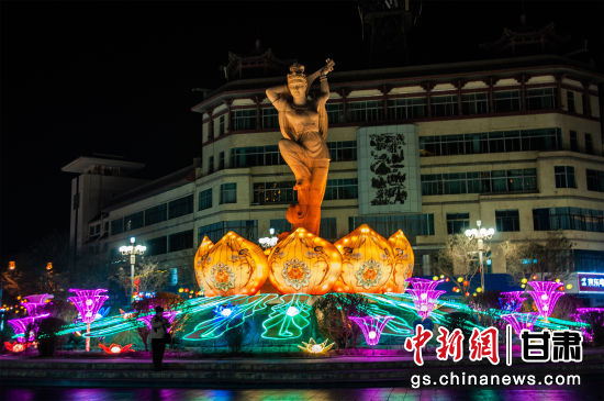 2024年春節期間，敦煌市中心盤旋路上的反彈琵琶燈組。王斌銀 攝
