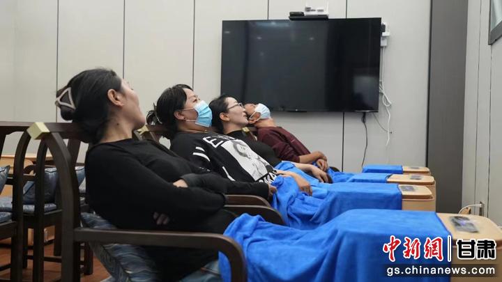 圖為當(dāng)?shù)鼐用耋w驗(yàn)藏醫(yī)院診療。卓瑪草 攝