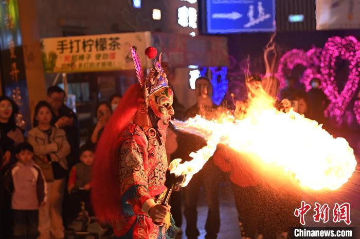 圖為工作人員進行雜耍表演。李亞龍 攝</p>
<p> 圖為工作人員進行雜耍表演。李亞龍 攝</p>
<p>