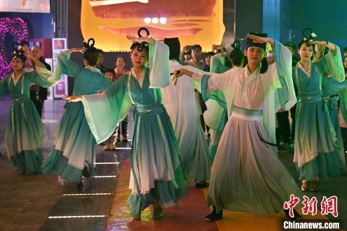圖為工作人員進行舞蹈表演。李亞龍 攝</p>
<p> 圖為工作人員進行舞蹈表演。李亞龍 攝</p>
<p>