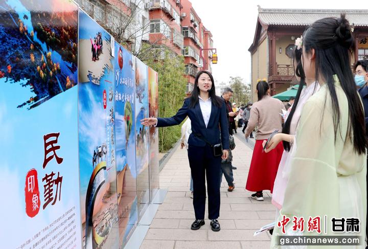 3月下旬,民勤縣在天水啟漢樓廣場舉行推介會,宣傳本地旅游資源和農特優產品。圖為工作人員向游客介紹民勤自然風光、歷史文化。馬愛彬 攝 3月下旬,民勤縣在天水啟漢樓廣場舉行推介會,宣傳本地旅游資源和農特優產品。圖為工作人員向游客介紹民勤自然風光、歷史文化。馬愛彬 攝