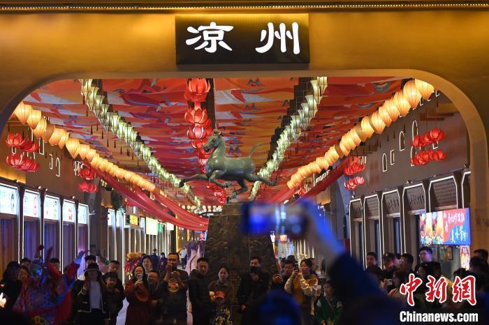 圖為游人拍攝煥然一新亮相的街區。李亞龍 攝</p><p> 圖為游人拍攝煥然一新亮相的街區。李亞龍 攝</p><p>