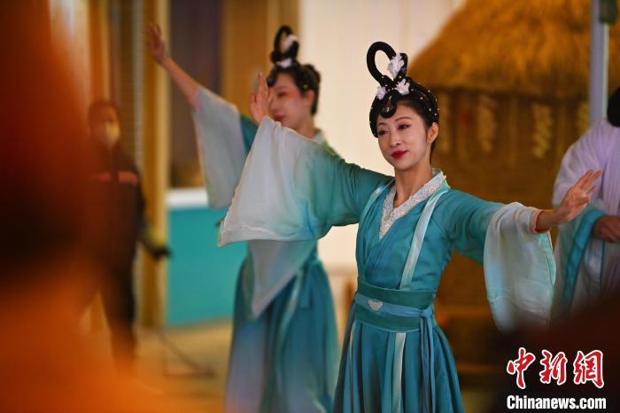 圖為工作人員進行舞蹈表演。李亞龍 攝</p><p> 圖為工作人員進行舞蹈表演。李亞龍 攝</p><p>