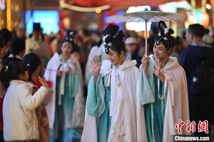 圖為街區人員著傳統服飾與游人互動。李亞龍 攝</p><p> 圖為街區人員著傳統服飾與游人互動。李亞龍 攝</p><p>