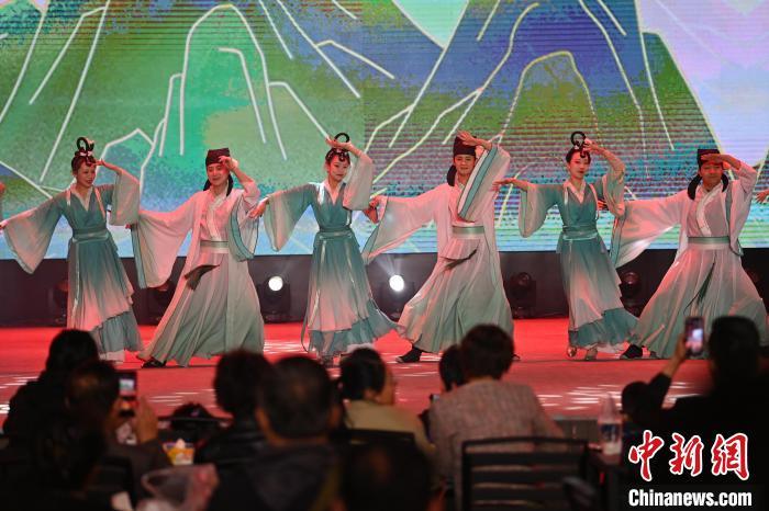 圖為工作人員進行舞蹈表演。李亞龍 攝 圖為工作人員進行舞蹈表演。李亞龍 攝